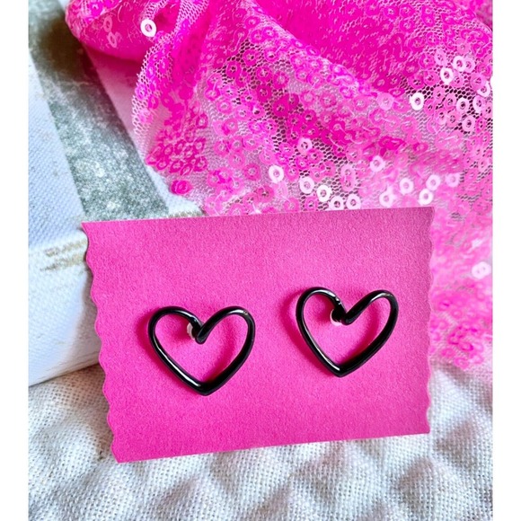 New Black Heart Retro 80s Style Stud Earrings - Picture 3 of 6